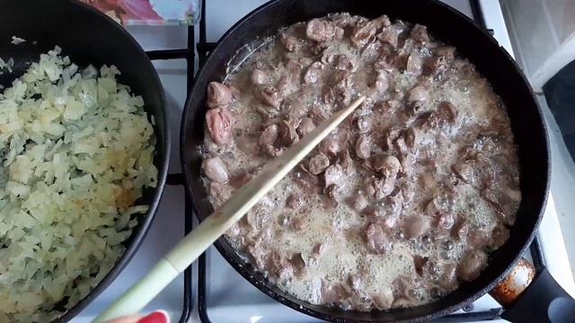Жареные куриные сердечки с солёными огурцами