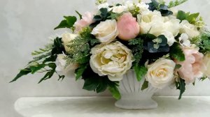 Композиции из искусственных цветов.