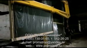 Выгрузка ящика со стеклом из контейнера с закрытым верхом