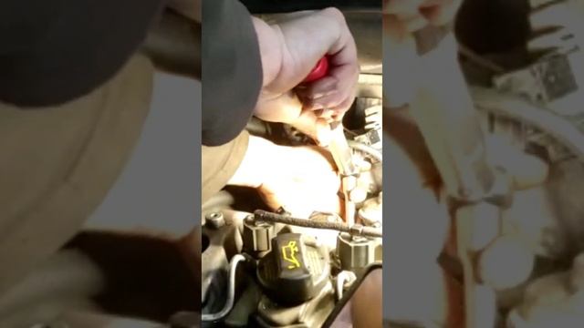 Выкручиваю пригоревшие свечи накала #видео #рек #делаю #сам #автомобили #ремонтавто #топ #дизель #