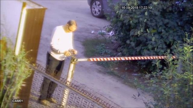 Великовозрастный мелкопакостник заливает клеем замок шлагбаума