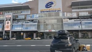 Бомжонок спас дочь банкира и подарил малышке старую куклу… А едва богач увидел её, не поверил глаза