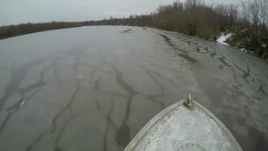 Моторная лодка. Казанка идем по первому льду