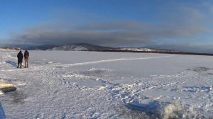 Комсомольск-на-Амуре 20.11.2021. Первые рыбаки обновляют тонкий ноябрьский лёд Амура. КОМСОМОЛЬСК )