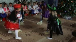 Танец девочек в детском садике, Бабка Ёжка