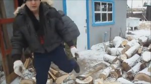 Как колоть берёзовые дрова сырые.