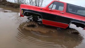 Шины из ПЕНЫ против ГУСЕНИЦ ... Сравнительный тест в гряземесе. Traxxas vs MST offroad 4x4