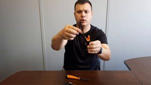 Универсальный нож Fiskars PRO с точилкой.
