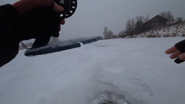 Первый лед 2022 23.Ставим жерлицы. Зимняя рыбалка 2022 23. Рыбалка на щуку зимой. Щука на жерлицы смотреть онлайн