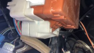 Где находится блок комфорта на автомобиле Mitsubishi Lancer 9