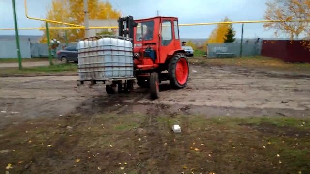 Вилочный погрузчик на базе Т-16. Forklift based on the soviet tractor T - 16.