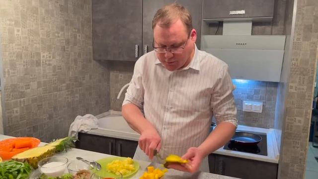 Креветки в ананасе и салат с креветками и авокадо