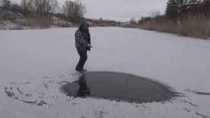 Первый лёд 2024 на реке... ДЕД ПРОВАЛИЛСЯ под ЛЁД!!! Рыбалка на жерлицы и мормышки зимой