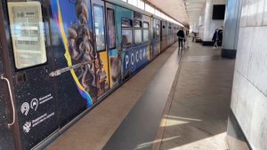 81-740/741 Русич прибывает на станцию Воробьёвы горы.