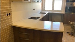 Установка и монтаж столешницы на кухню, переходящую в подоконник