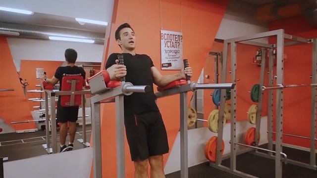 357 подъем прямых ног в тренажере для пресса