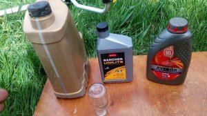 Бензино-маслянная топливная смесь для двухтактных двигателей триммеров и бензопил.