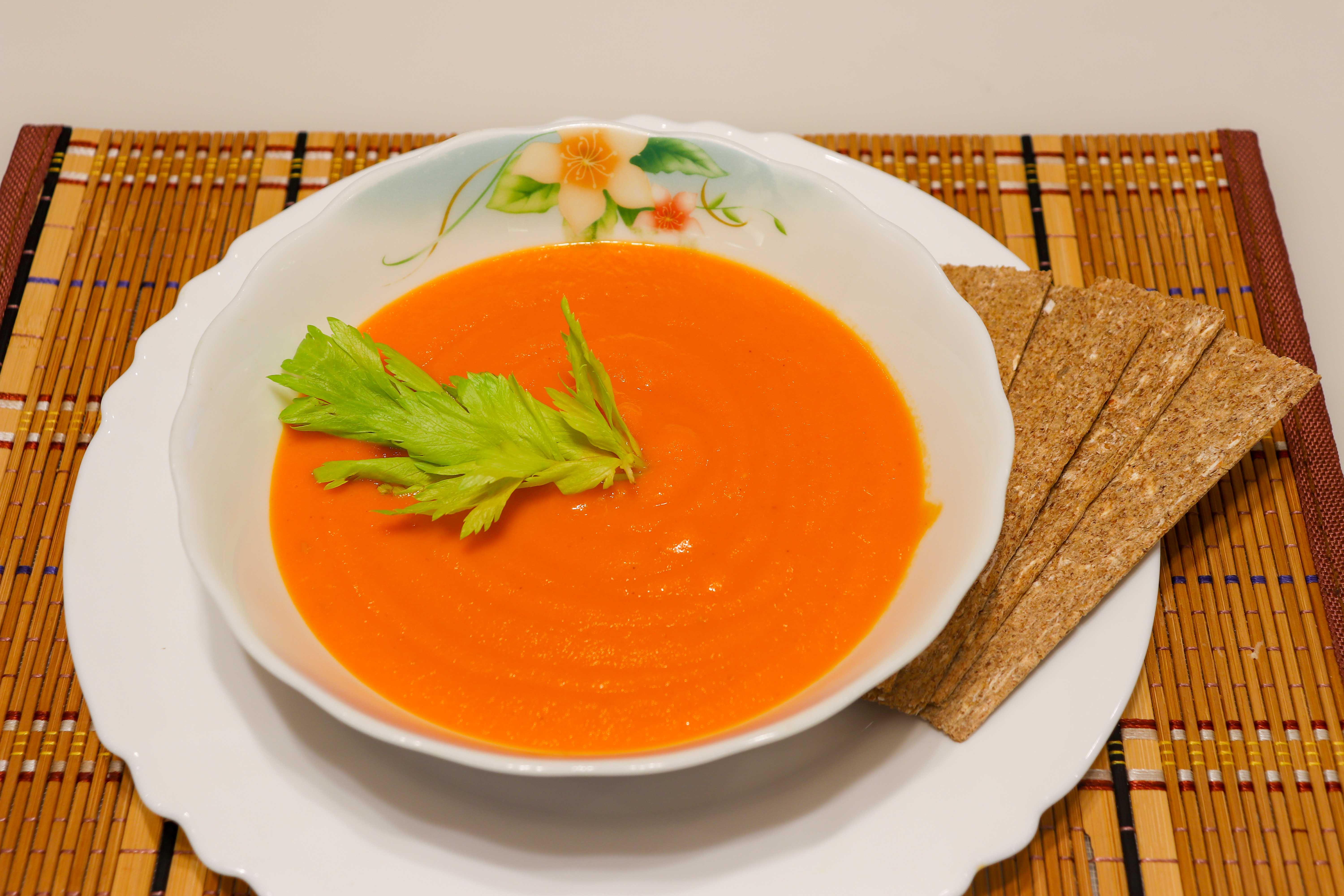 Печеный суп. Суп с перцем. Суп пюре из моркови с сыром. Томатный суп-пюре с запеченным перцем. Суп пюре из запеченного перца.