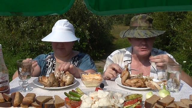 MUKBANG RUSSIA|BARBECUE|КУРЫ НА УГЛЯХ|Капуста по-деревенски и СПРАЙТ|чуть ASMR|огурцы и помидоры