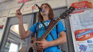 Группа 2D. Мужчина отлично поёт и играет на гитаре в электричке
