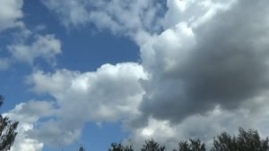 Красивые клубящиеся кучевые облака в тëплый летний день над Всеволожском