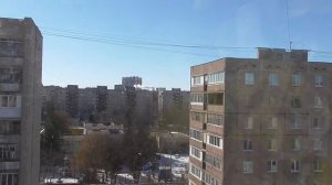 Дома в городе. Из трубы идёт белый дым или белый пар