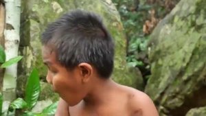 мальчики дикари найти еду в джунгле готовить красную рыбу и кушать