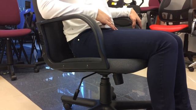 Видеообзор кресла для руководителя Diplomat серая ткань смотреть онлайн