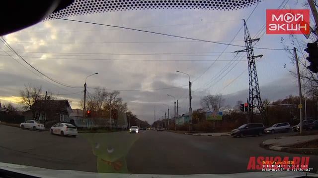 Таксист проехал по встречке на красный смотреть онлайн