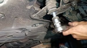 Как заменить нижнюю опору двигателя renault laguna.