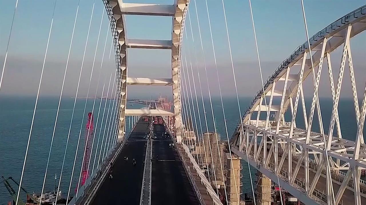На автодорожной части Крымского моста завершена укладка асфальта