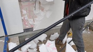 Неправильная приклейка пенополистирола на фасады газобетонного дома, приклейка на клей-пену CT84