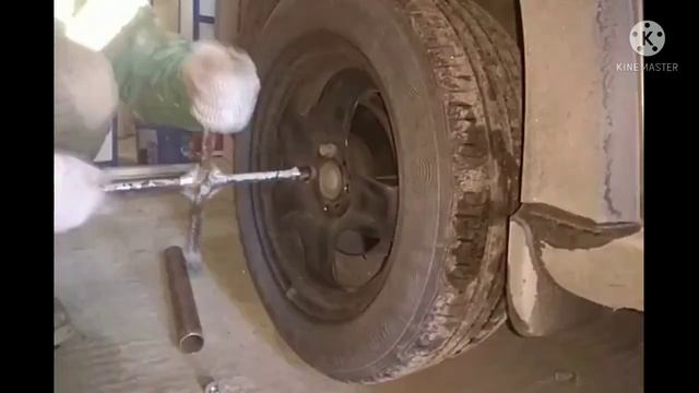 Замена колеса на автомобиле - (своими руками). Рено сандеро