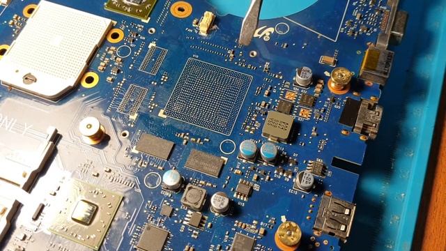 Ремонт ноутбука Samsung/ Замена видеочипа 216-0774007. Модель ноутбука NP-R525. СЦ DIOD. смотреть онлайн