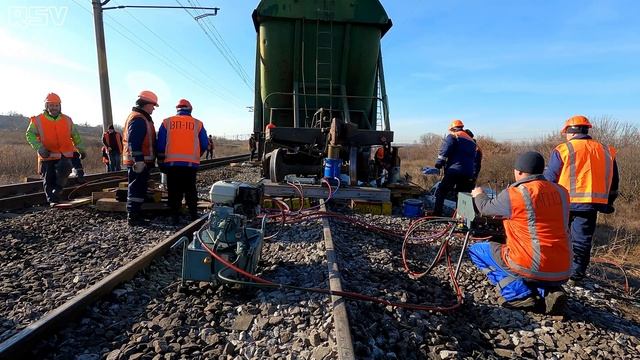 Как ставят на рельсы грузовые вагоны после СХОДА! Вагонник. Железная дорога. смотреть онлайн