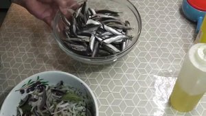 Закуска из пряного филе хамсы в масле с луком.