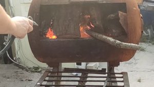 как разжечь мангал сырыми дровами !