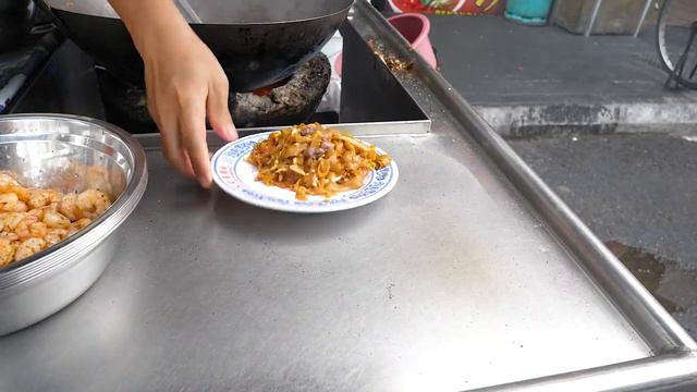 Отец и сын! Семейный бизнес в третьем поколении, самый известный угольный чай Пенанга, Куай Тиао! смотреть онлайн