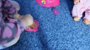 Беби Долл  Обзор куклы.МЕНЯЕМ ПАМПЕРС КУШАЕТ.РАЗВЛЕЧЕНИЕ ДЛЯ ДЕТЕЙ. Baby Doll