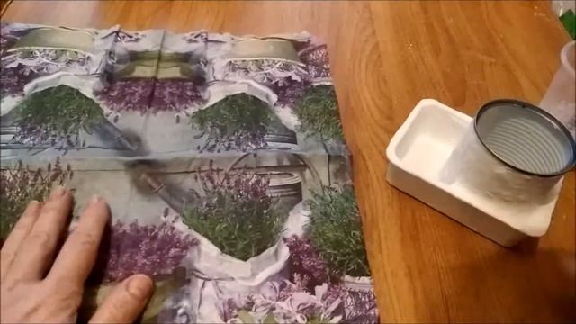 Кажется, это называется спичечница. Сделала своими руками из того, что на кухне нашлось.