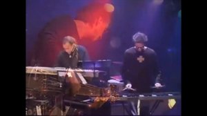 Бас-гитарист Алейн Карон.