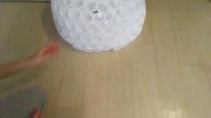 СНЕГОВИК ИЗ ПЛАСТИКОВЫХ СТАКАНОВ.