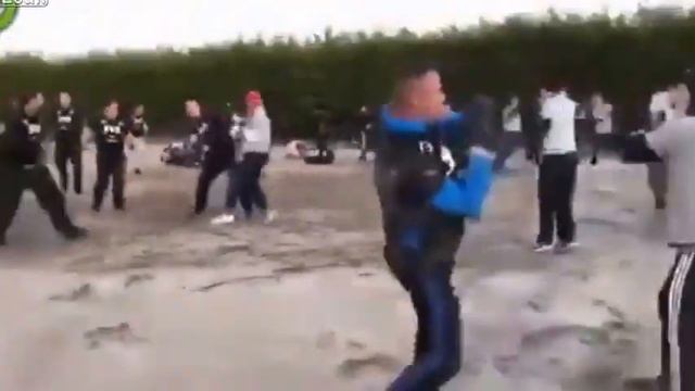 Бой футбольных фанатов в Нидерландах