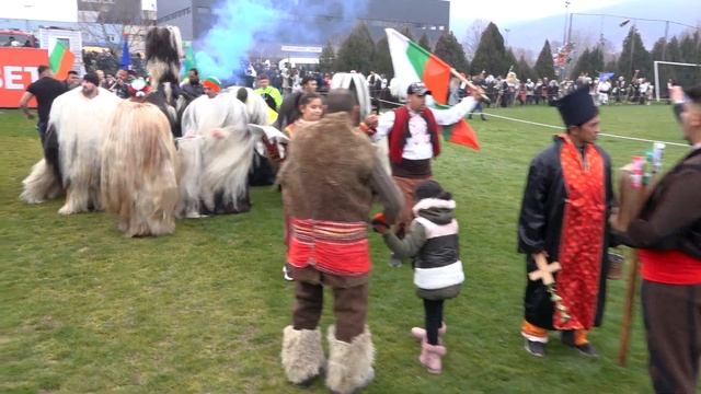 Фестивал симитлия древната земя на кукерите 1ва Група нова махала Организатори Иво и Юли смотреть онлайн