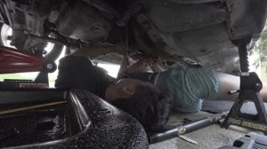 Снимаем коробку на BMW E36 325is с помощью троса и другой машины.