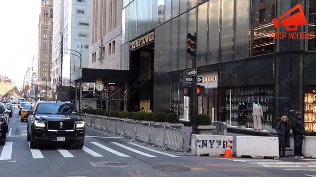 Полиция строит баррикады у башен Трампа в преддверии возможного ареста бывшего президента