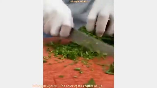 ЛОВКО ГОТОВИТ АППЕТИТНЫЙ ШАШЛЫК. DEFTLY COOKS A DELICIOUS BARBECUE