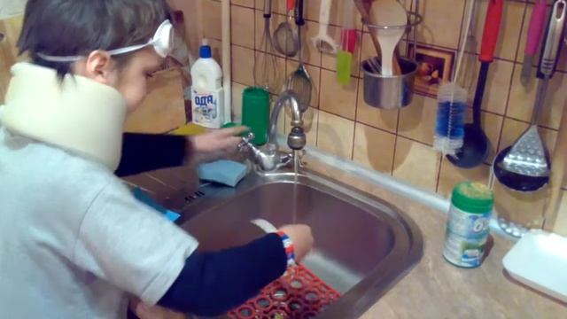 Набор для экспериментов "Юный химик". Создаём ржавчину. Ксюня в маске обезьяны. смотреть онлайн