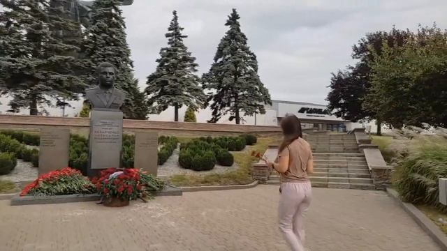Возложение цветов к памятнику первому Главе ДНР Александру Владимировичу Захарченко смотреть онлайн