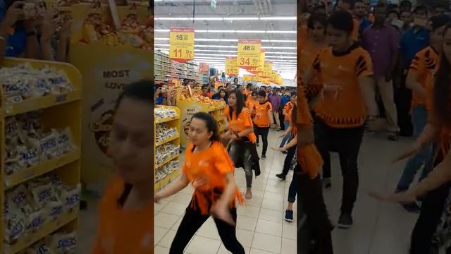 Flash mob Carrefour Hypermarket 21 anniversary Mall of the Emirates смотреть онлайн